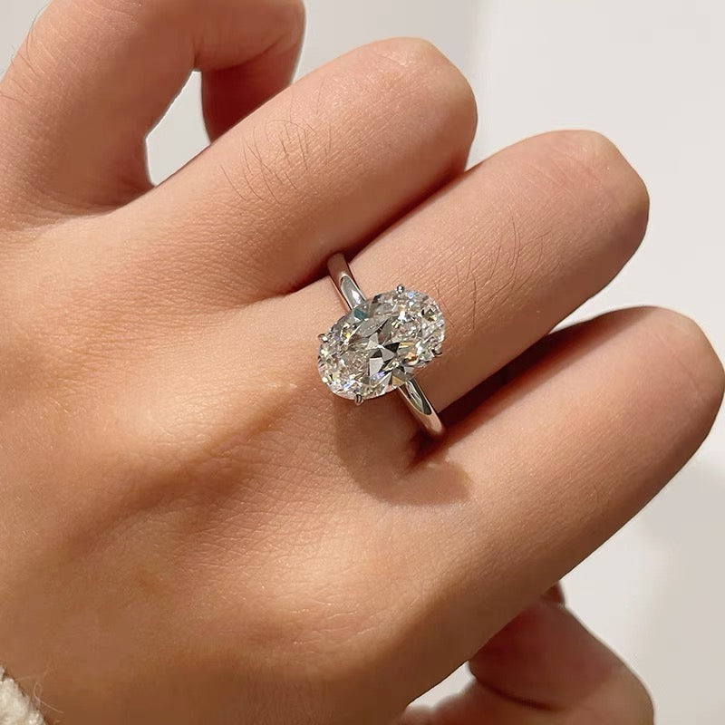 Lab-Grown Diamond Oval Cut Ring in 18K Gold