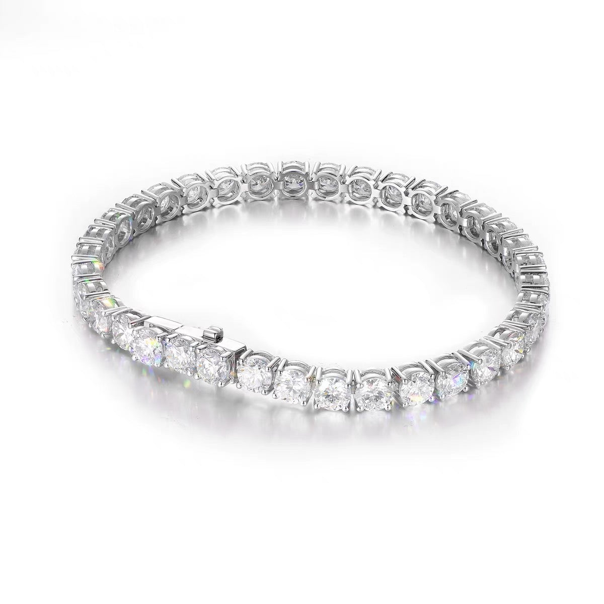 Lab-Grown Diamond Round Cut Bracelet in platiunm